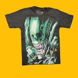 Aliens graphic Tshirt !